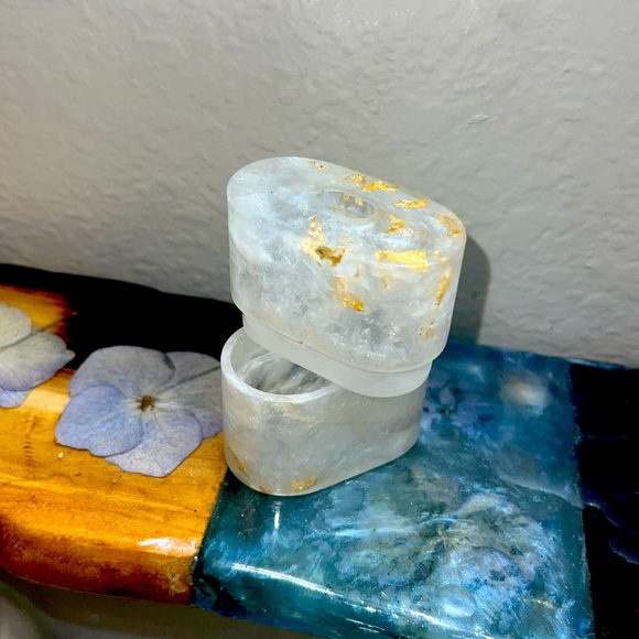 Apple AirPod Case AirPod Gen 1 or 2 Swirling Marbled White & Gold Flakes - Picture 1 of 4